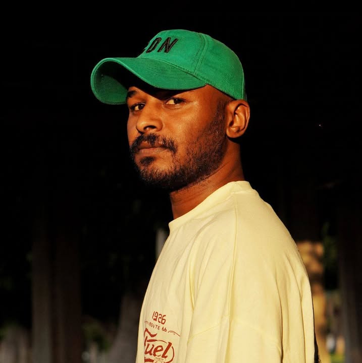 لوحة فنية من أعمال حكيم الطليس على خلفية سوداء فاخرة